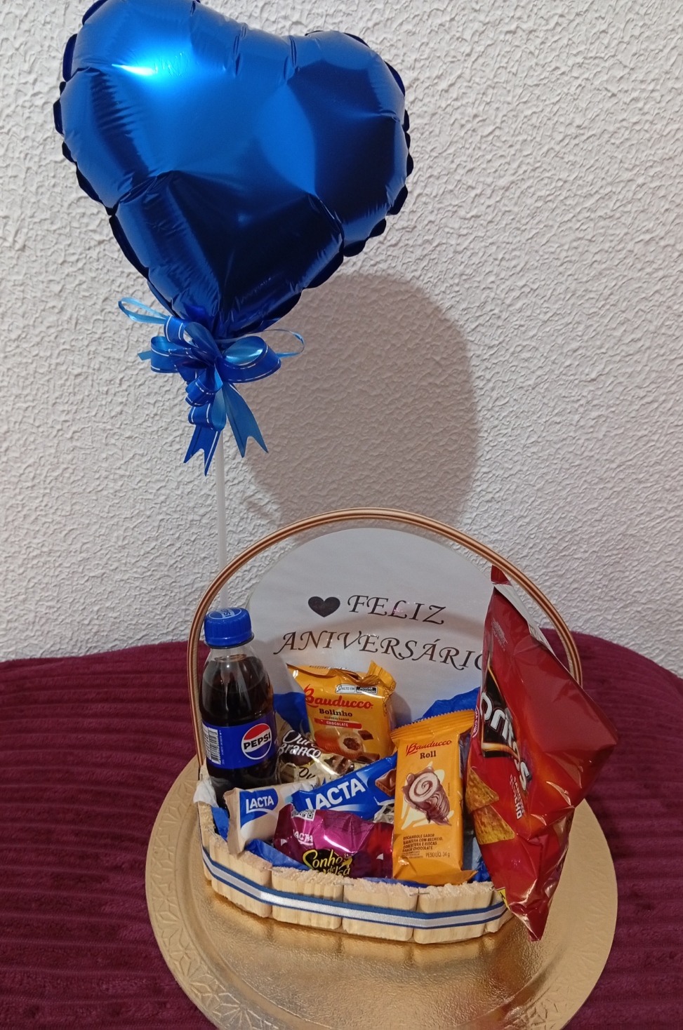 Cesta de feliz aniversário azul e branco